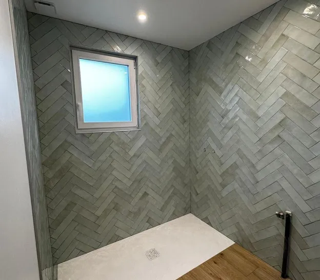 Aménagement d'une salle de bain d'été près d'une piscine dans les Yvelines (78) par votre artisan Mimmo à Montfort l’Amaury